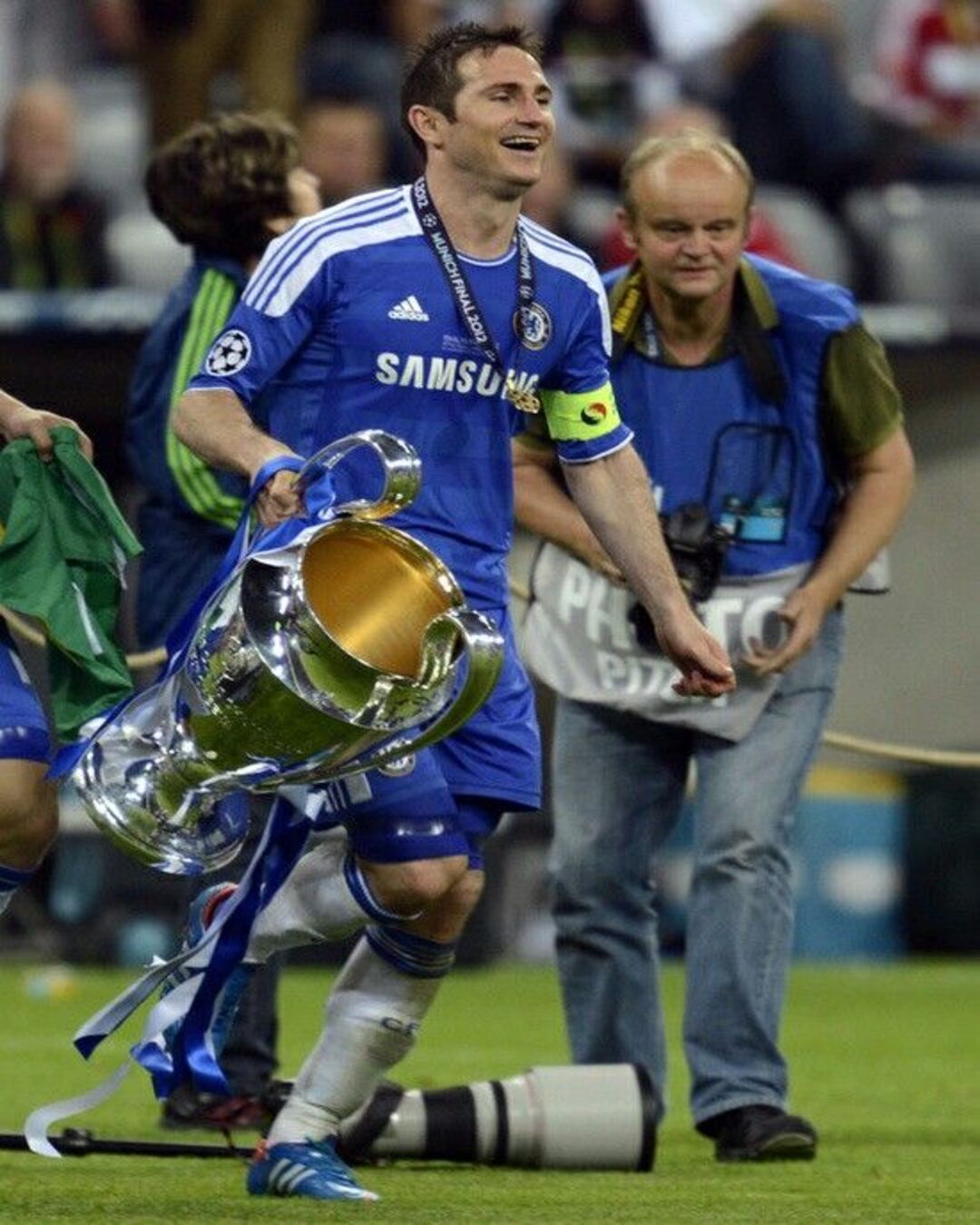 Frank Lampard wearing Chelsea 2011-2012 home kit