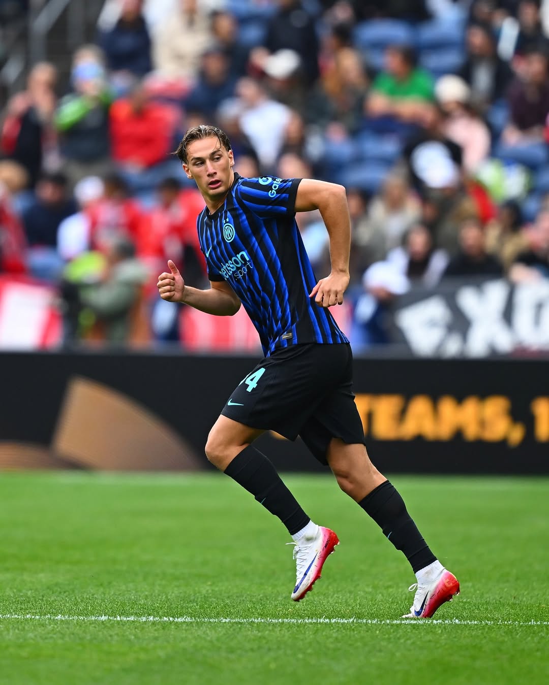 Francesco Pio Esposito wearing FC Inter 25-26 Home Kit