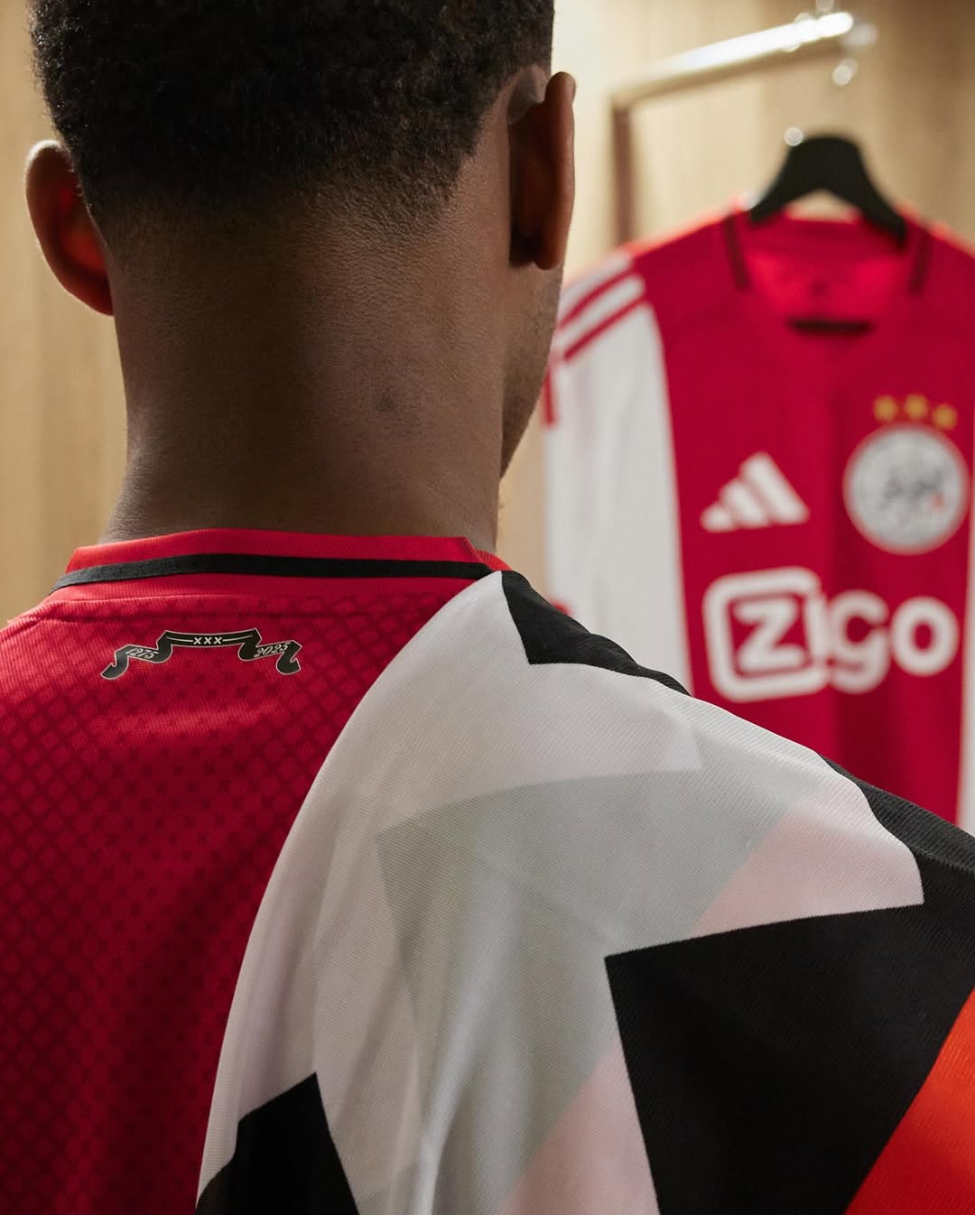Ajax 2025-2026 home kit, zoom on the "X"