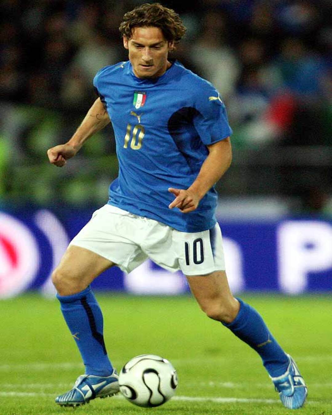 Francesco Totti wearing Italia 2006-2007 Home Kit