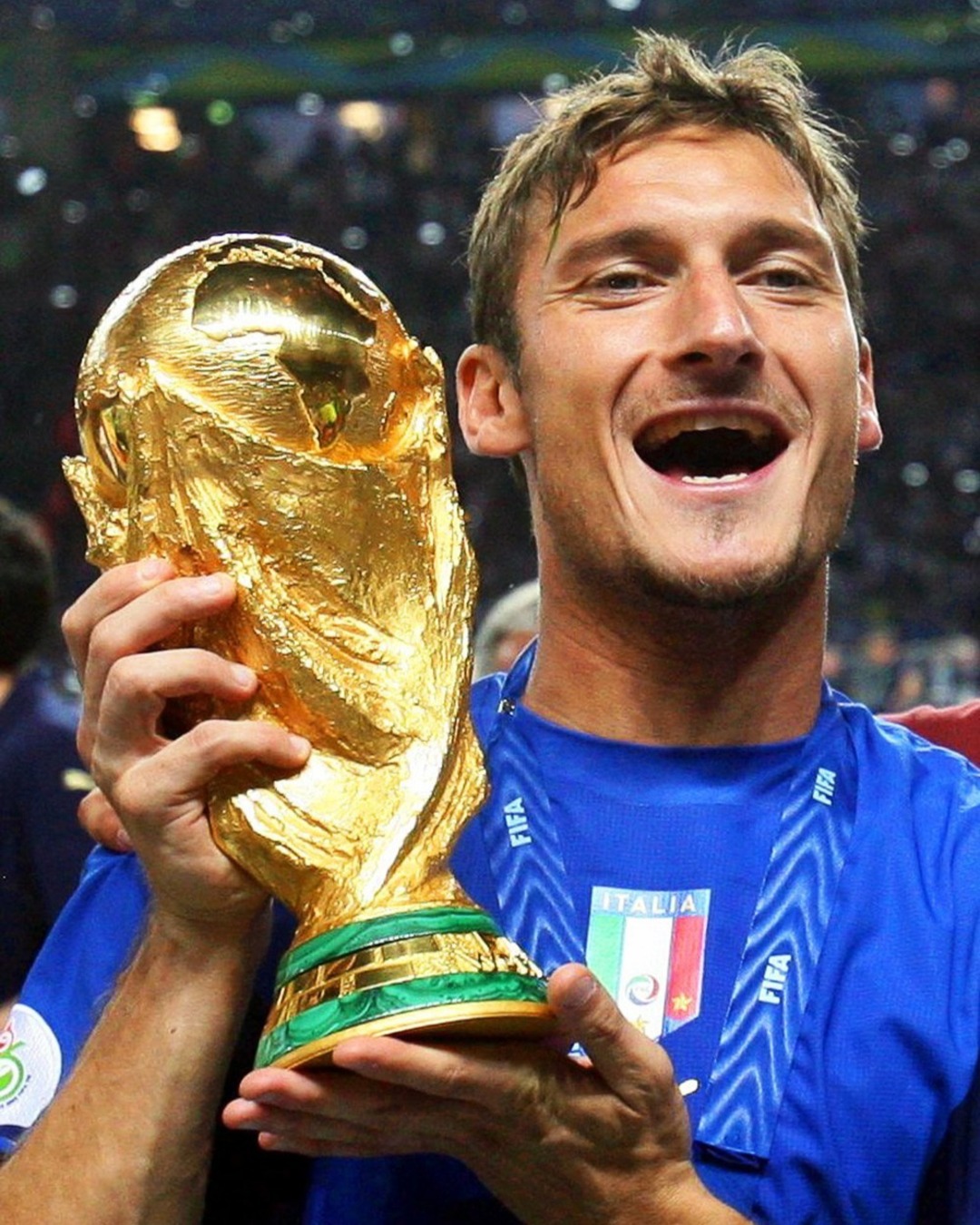 Francesco Totti wearing Italia 2006-2007 Home Kit