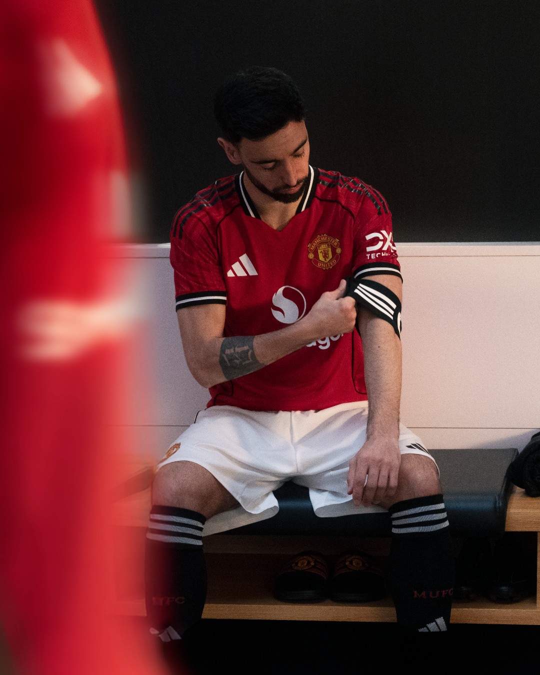 Bruno Fernandes wearing Manchester United 2025-2026 Home Kit