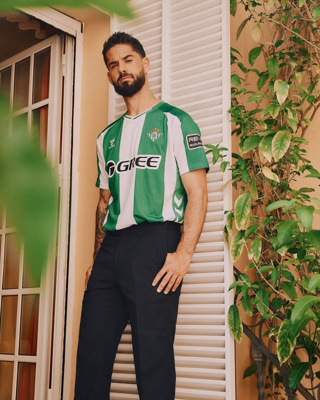 Isco wearing Real Betis 2025-2026 Home Kit