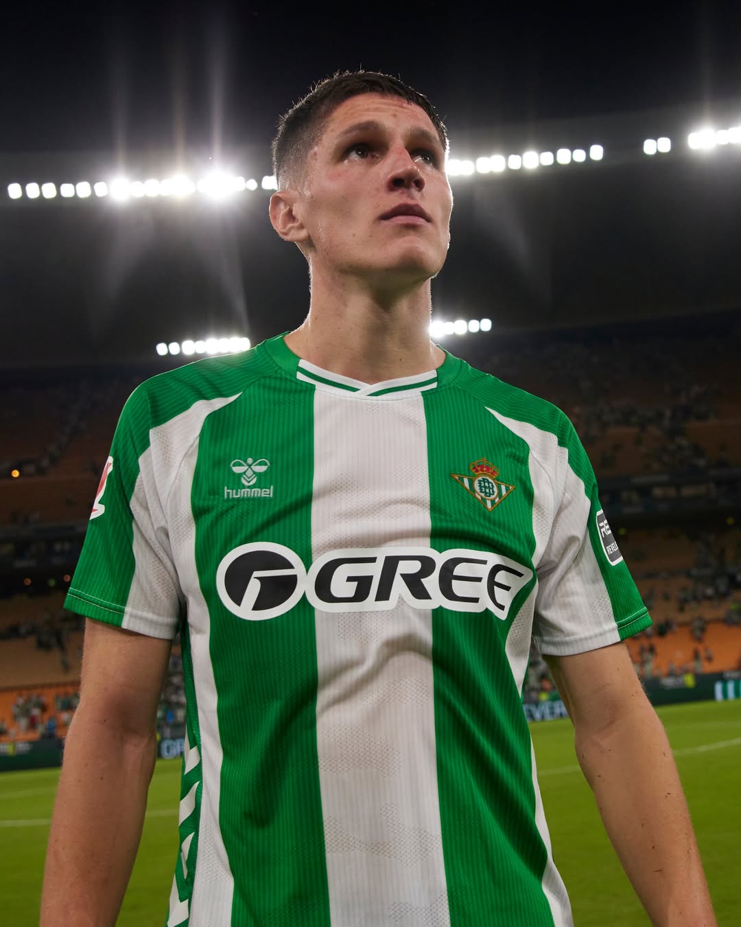 Sergi Altimira wearing Real Betis 2025-2026 Home Kit