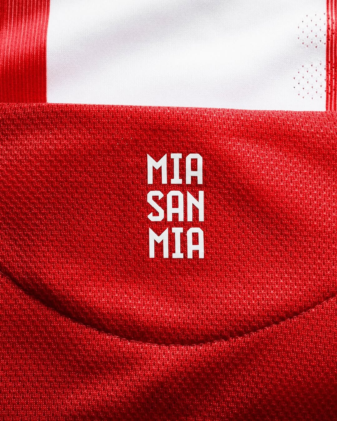 collar details from FC Bayern Munich 25-26 first kit