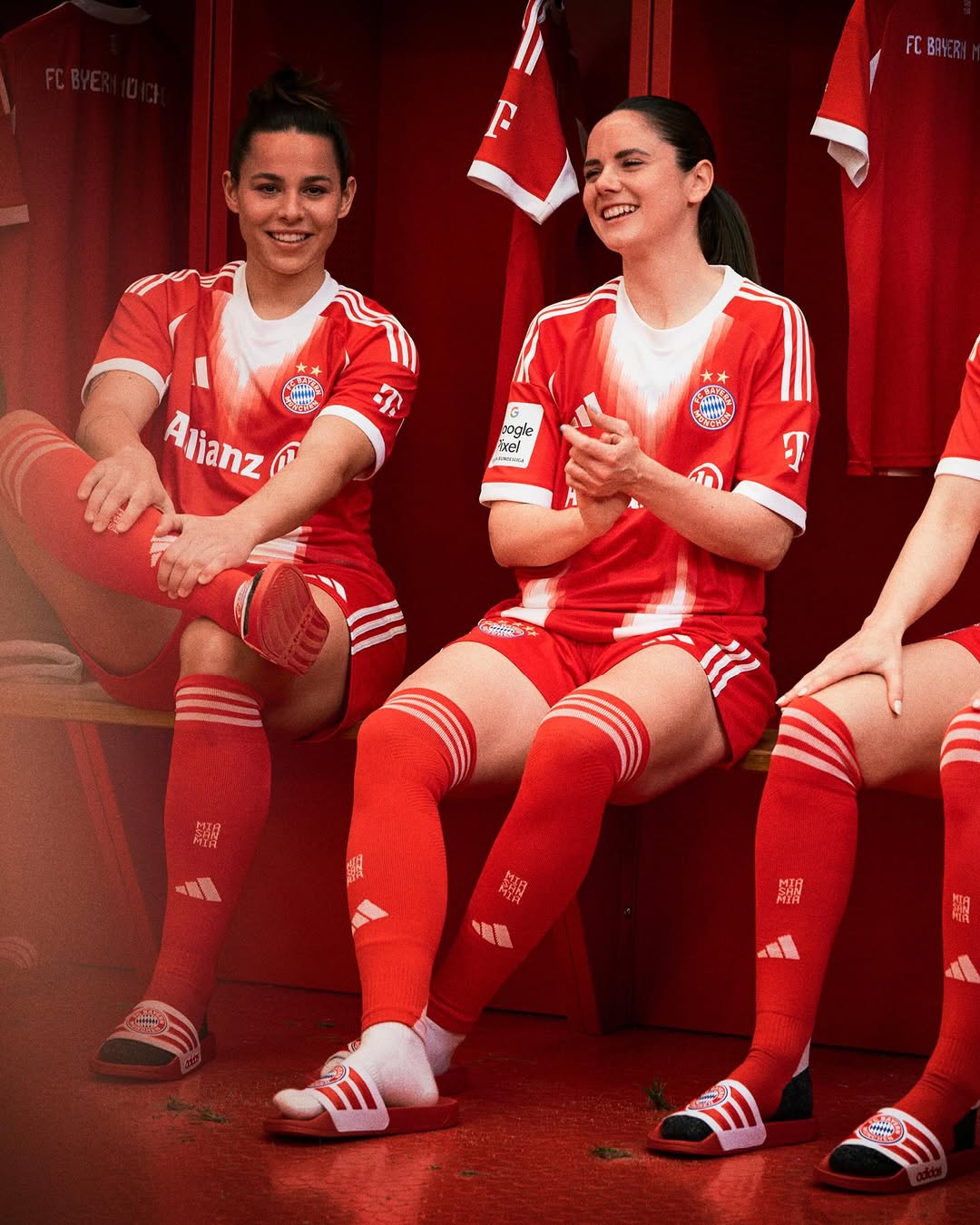 women players wearing FC Bayern Munich 25-26 first kit