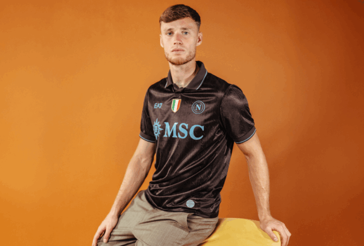 Sam Beukema wearing the Napoli 2025-2026 Home Kit looking in the camera