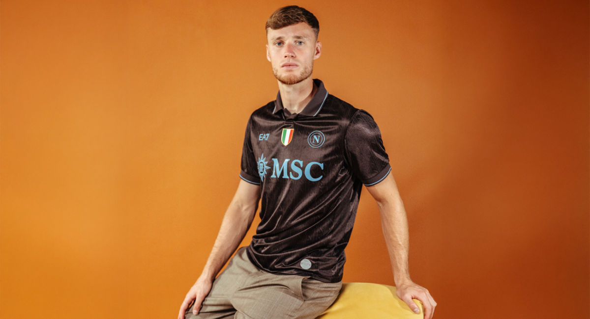 Sam Beukema wearing the Napoli 2025-2026 Home Kit looking in the camera