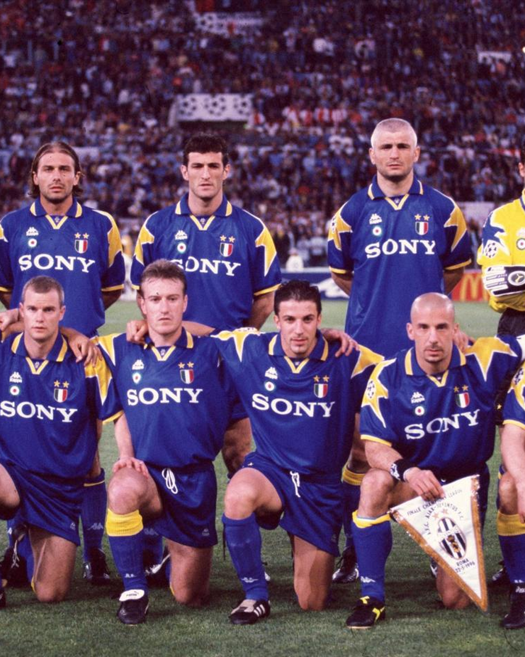 Juventus team before Champions League's final wearing Juventus 1995-1996 away kit