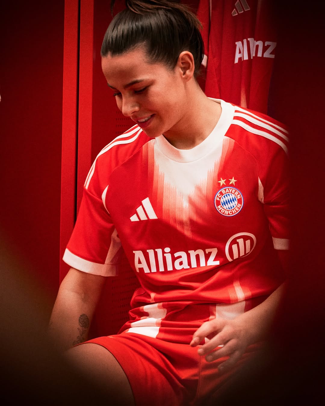 woman player wearing FC Bayern Munich 25-26 first kit