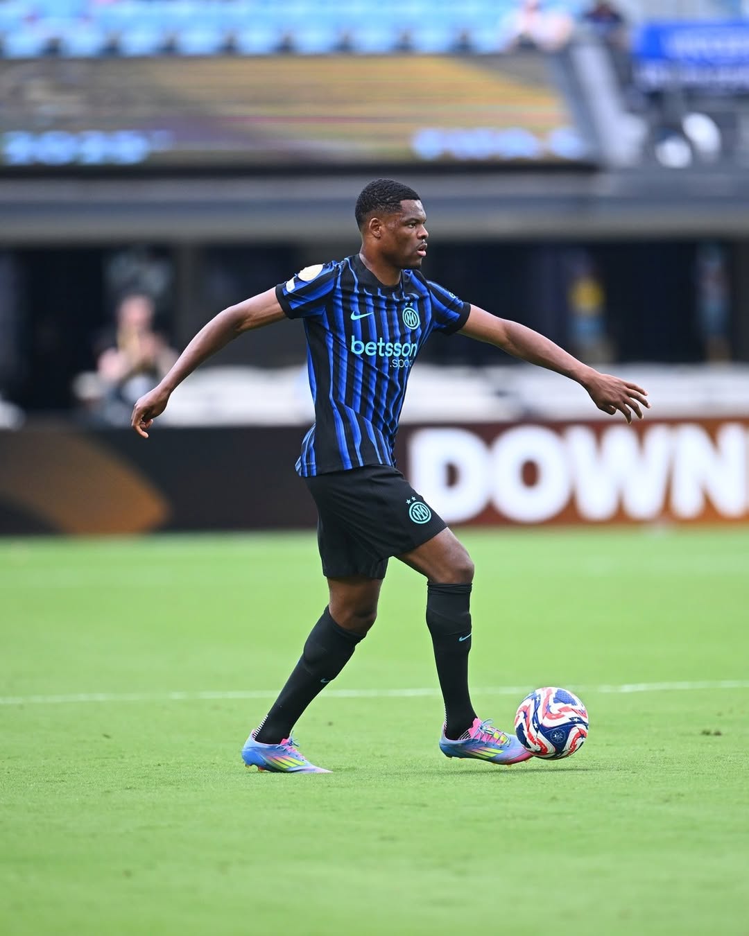 Denzel Dumfries wearing FC Inter 25-26 Home Kit