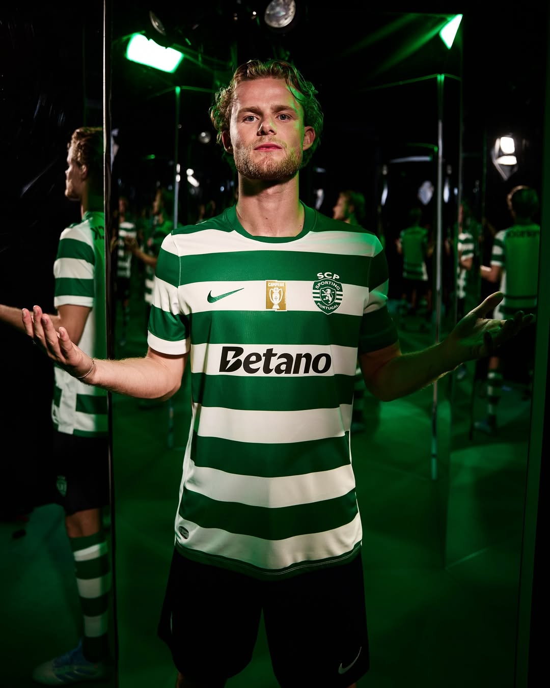 Morten Hjulmand wearing Sporting CP 2025-2026 Home Kit