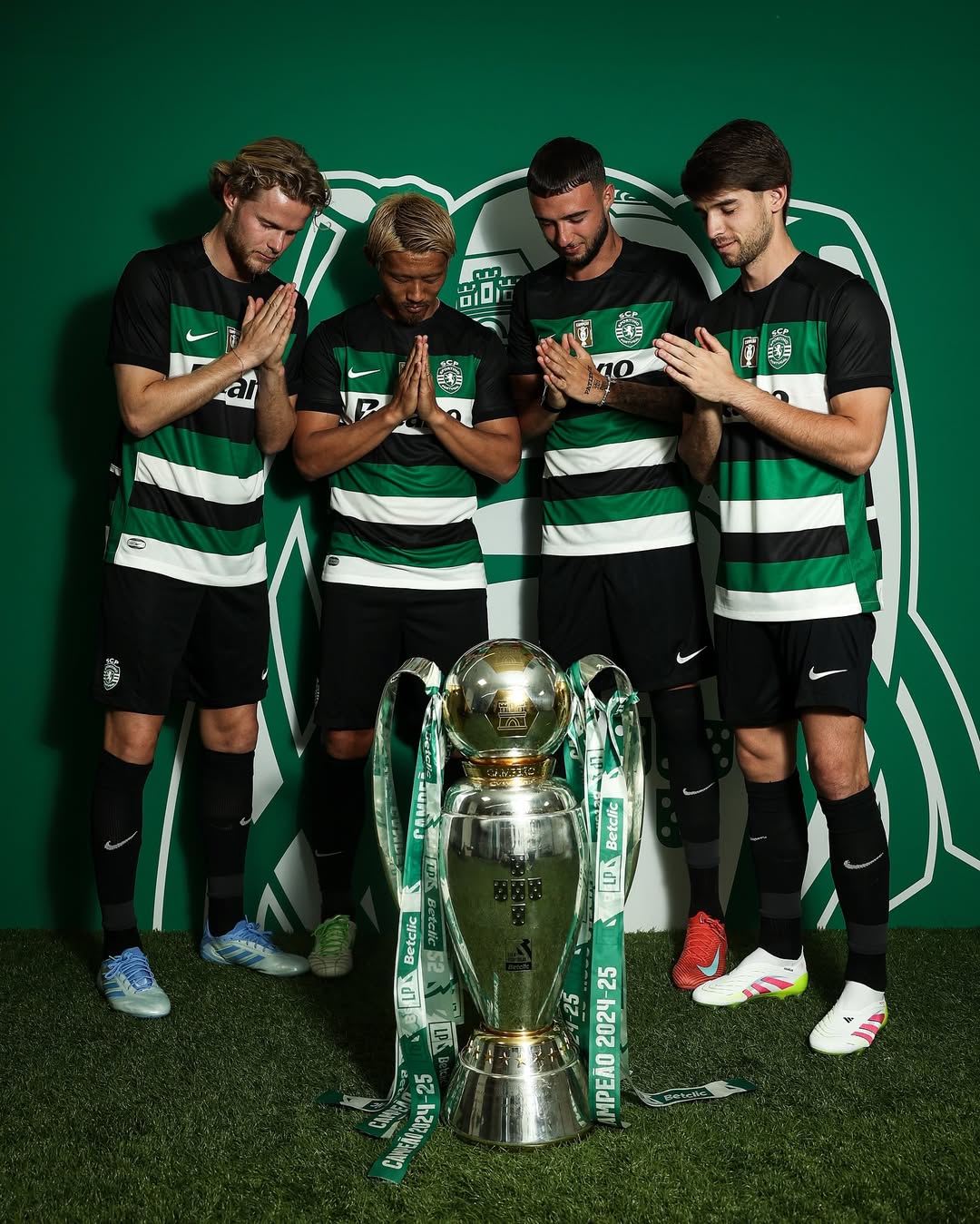 Sporting CP players celebrating 2024-2025 Championship Victory