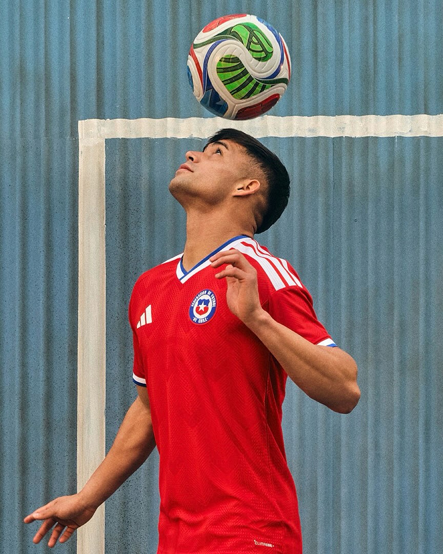 Player of Chile wearing Chile 2026 home kit