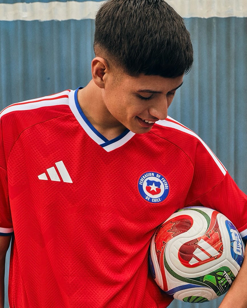 Player of Chile wearing Chile 2026 home kit