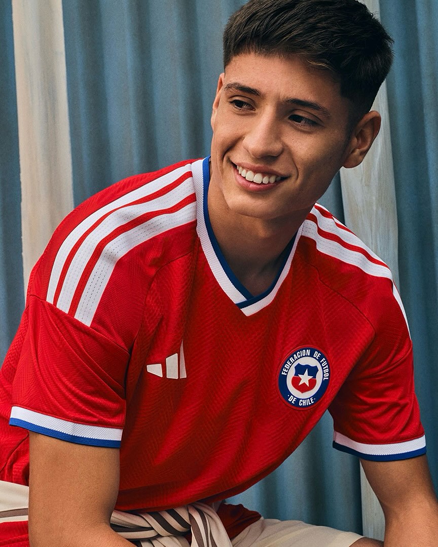 Player of Chile wearing Chile 2026 home kit