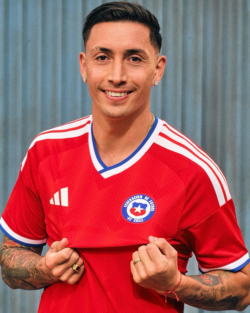 Rodrigo Echeverria wearing Chile 2026 home kit