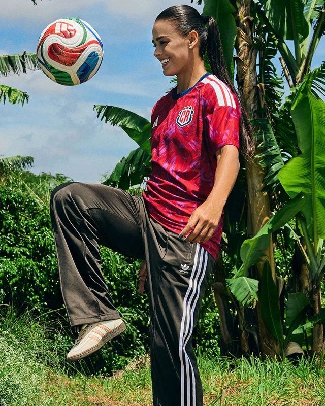 Player of Costa Rica wearing Costa Rica 2026 home kit