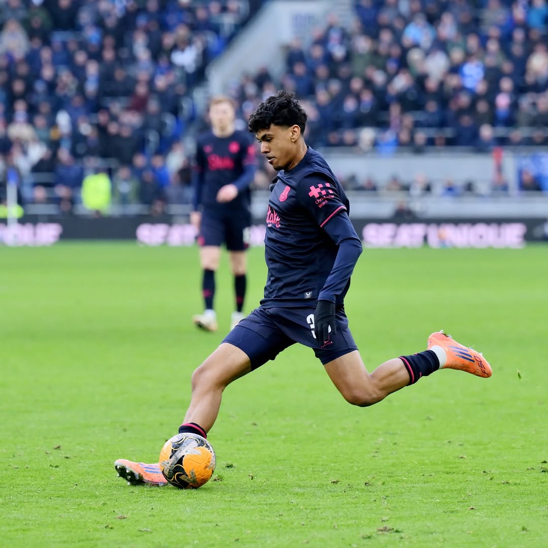 Player of Everton wearing Everton 2025-2026 fourth kit during its debut match