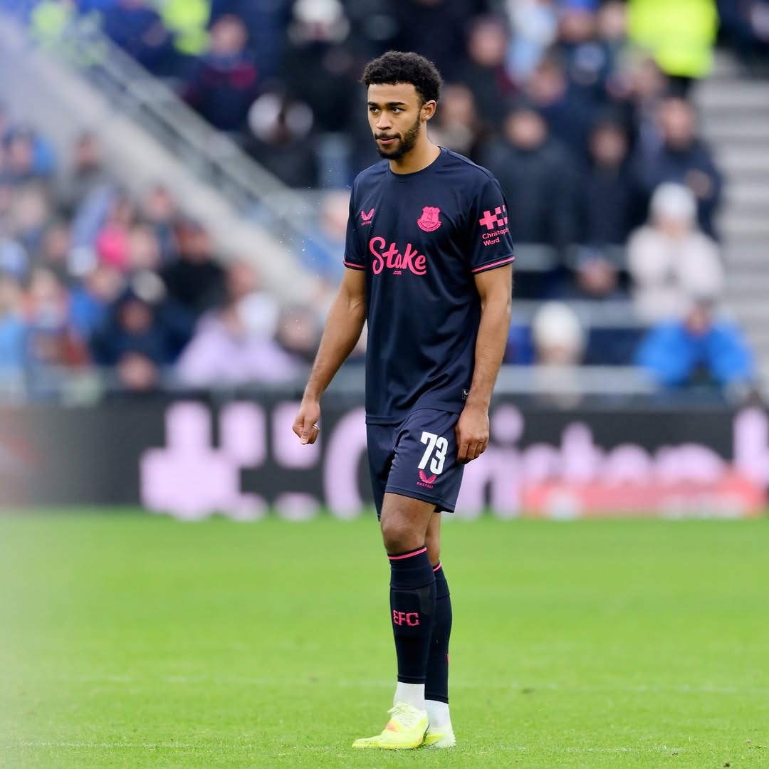 Player of Everton wearing Everton 2025-2026 fourth kit during its debut match