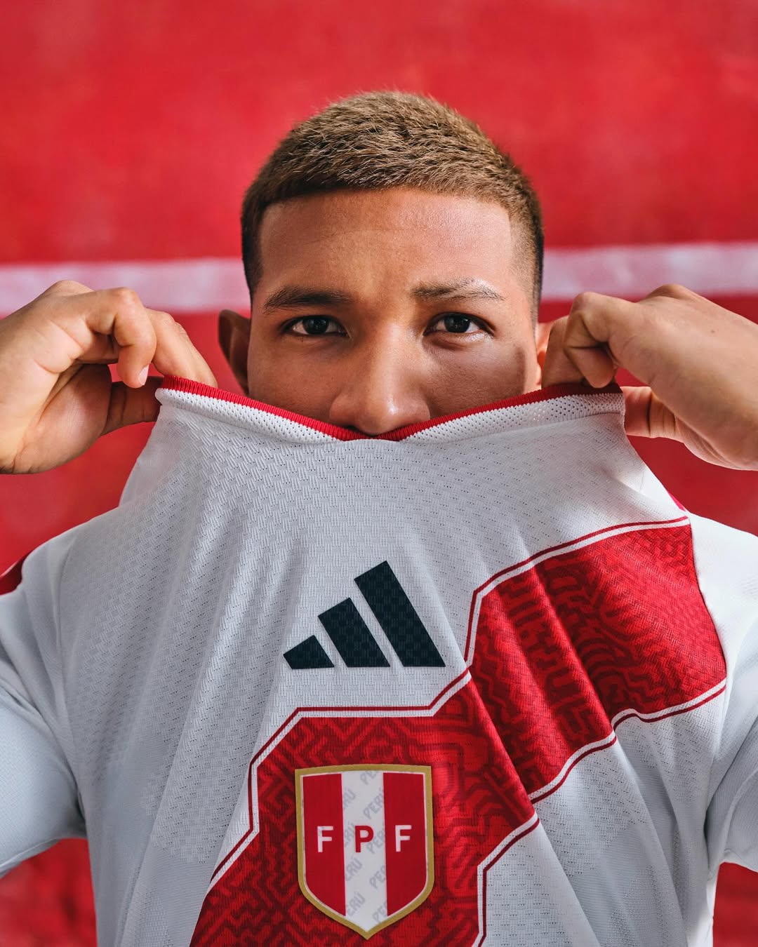 Edison Flores wearing Perù 2026 home kit