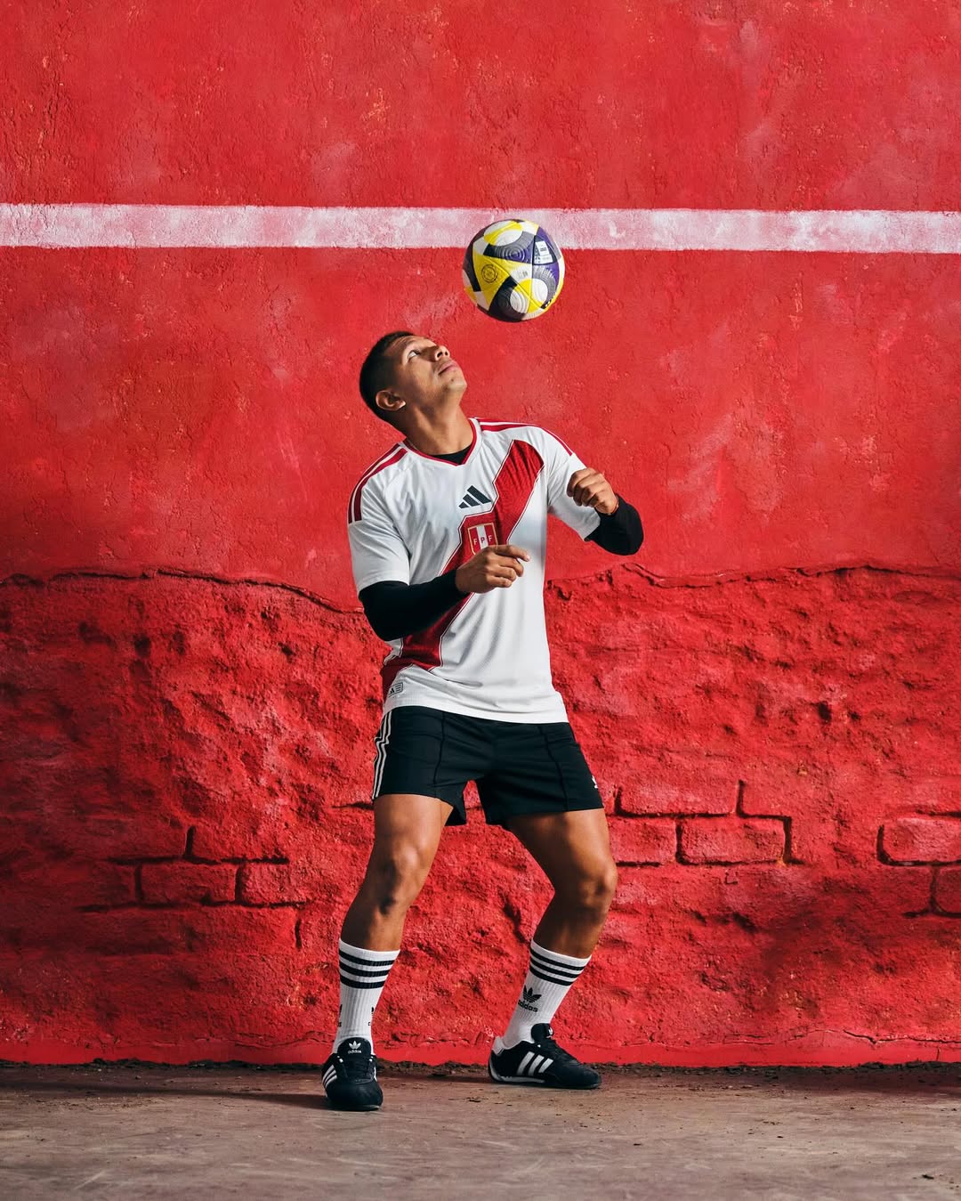 Player of Perù wearing Perù 2026 home kit