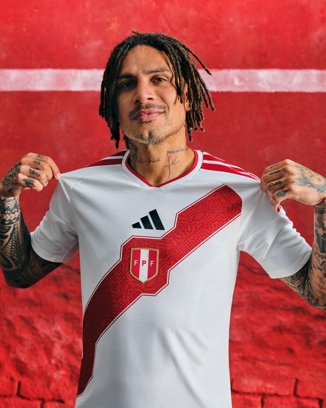 Paolo Guerrero wearing Perù 2026 home kit