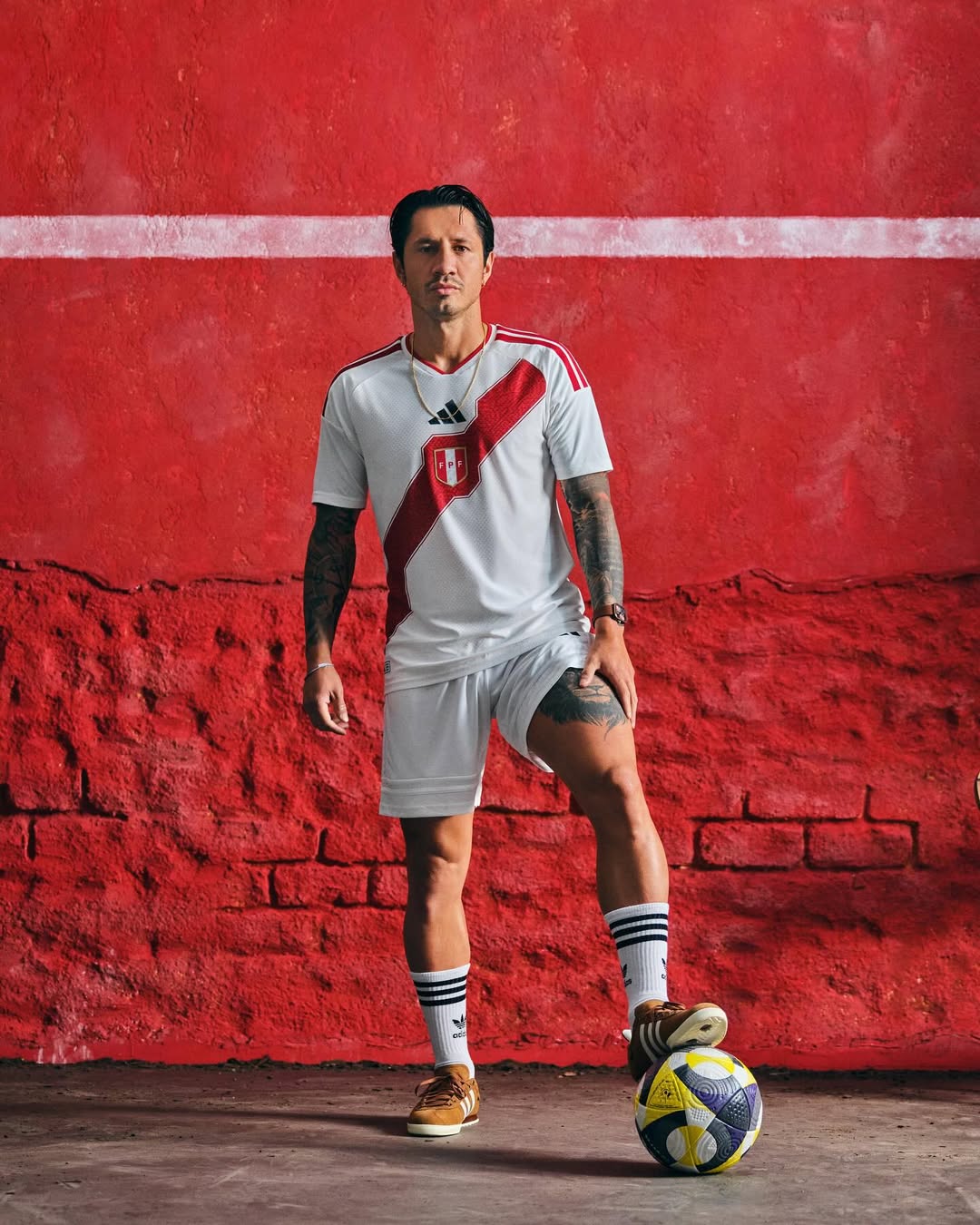 Gianluca Lapadula wearing Perù 2026 home kit