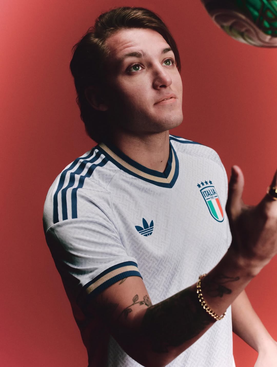 Mateo Retegui wearing Italia 2026 away kit