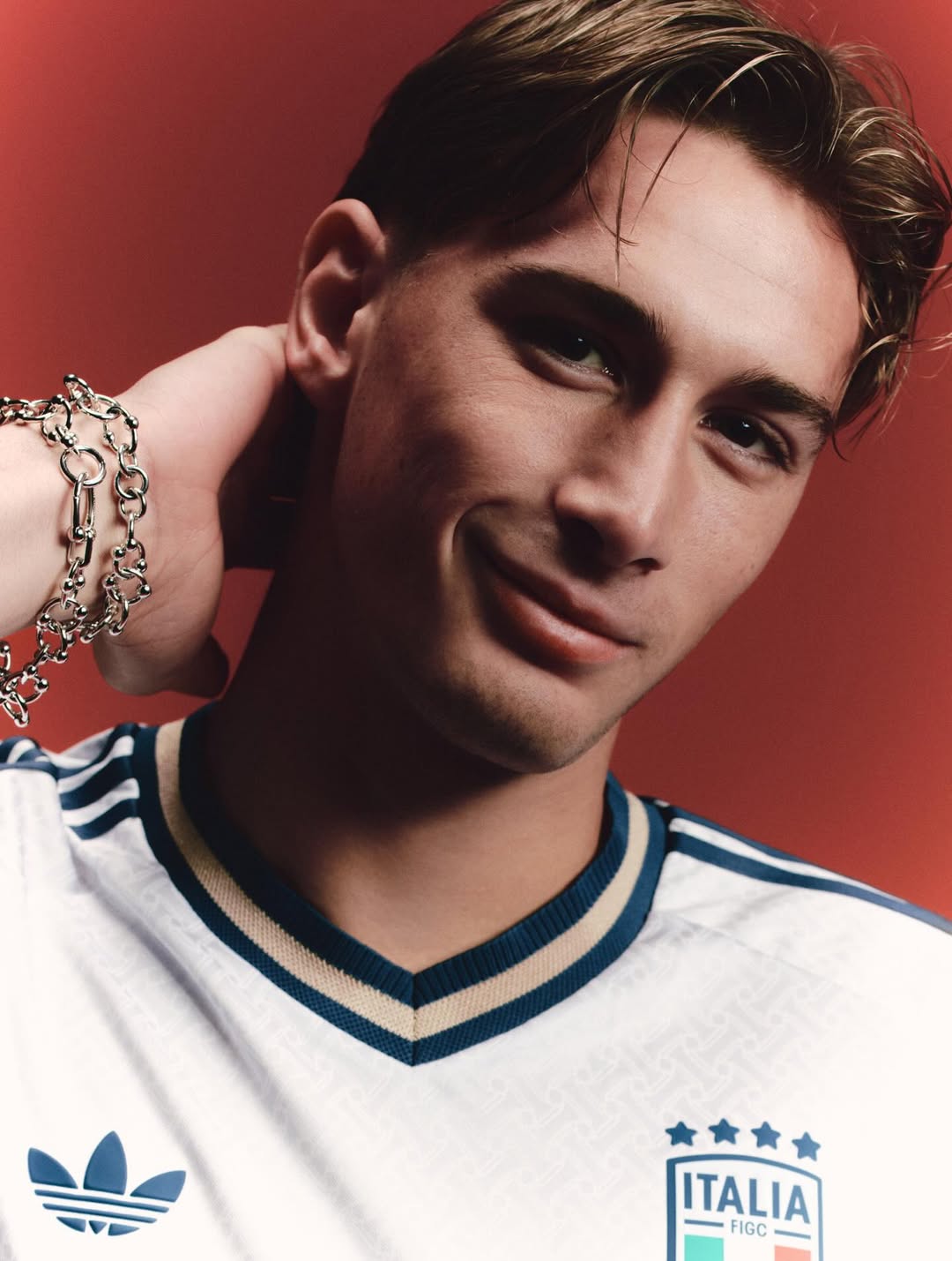 Francesco Pio Esposito wearing Italia 2026 away kit
