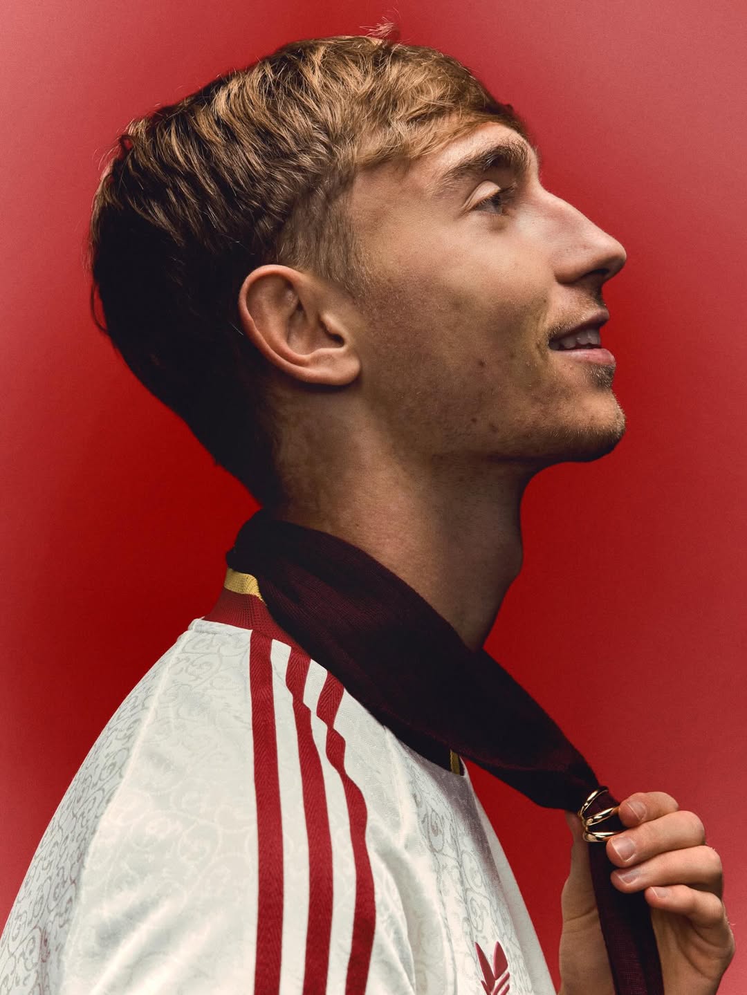 Dean Hujisen wearing Spain 2026 away kit